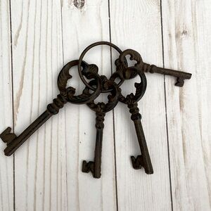 Set of 4 vintage keys 🔑